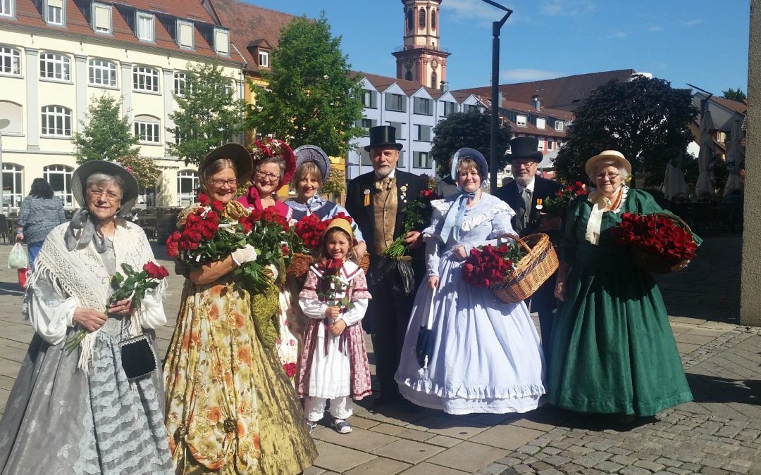 Große Rosenverteilung in der Offenburger Innenstadt am Samstag vor Muttertag